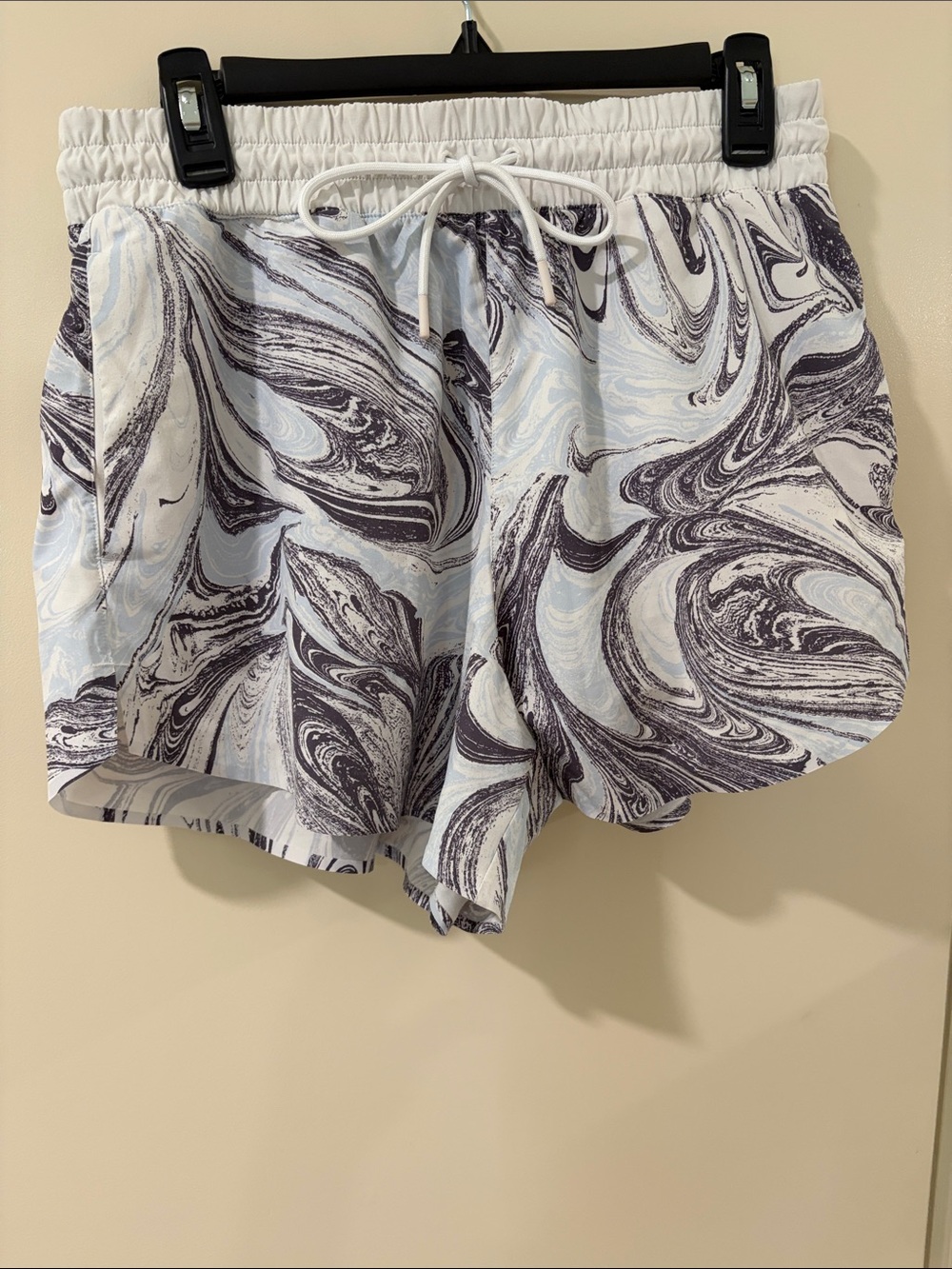 ATHLETA SIZE MEDIUM Women’s Marble-Print Drawstring Shorts in White & Black EUC